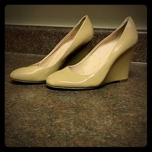 BANANA REPUBLIC tan patent leather wedge heels